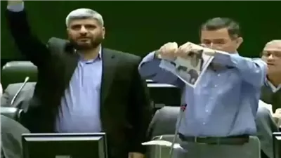 رد إيراني عنيف داخل البرلمان على إهانة صورة خامنئي في أوروبا