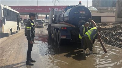 كثافات وخدمات مرورية وسيارات شفط للمياه بسبب الامطار أعلى دائرى المنيب 