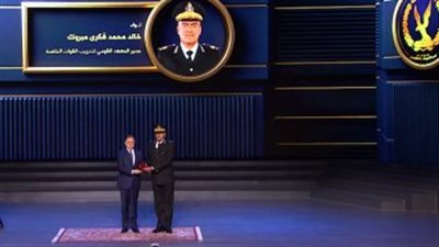 وزير الداخلية يكرم عددا من أسرالشهداء والمصابين والمتميزين من رجال الشرطة