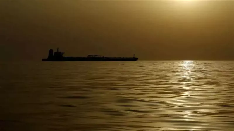 ناقلة نفط تجوب عرض البحر  
