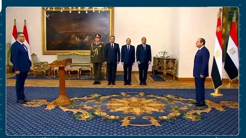 محافظ قنا يؤدي اليمين الدستورية أمام الرئيس 