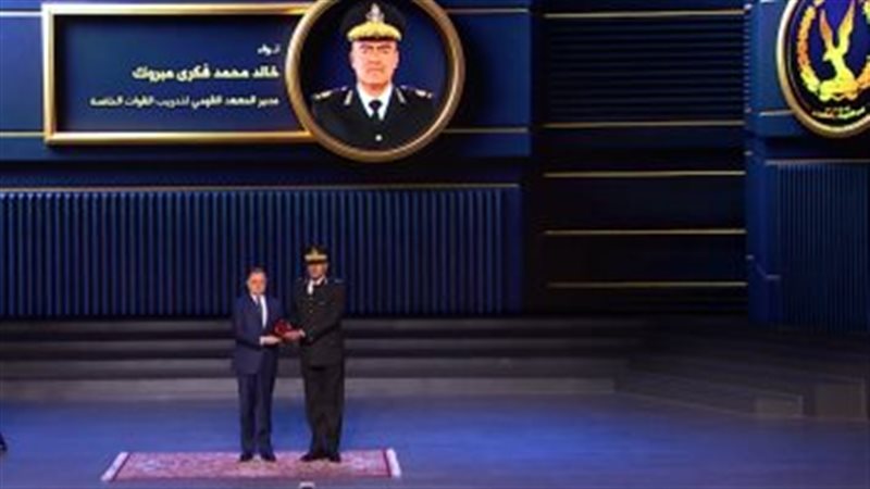 أحد الضباط المكرمين 