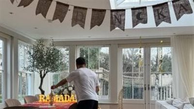 محمد صلاح يزين منزله استعدادًا لاستقبال شهر رمضان