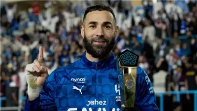 الهلال السعودي يكشف تفاصيل إصابة كريم بنزيما ومدة غيابه