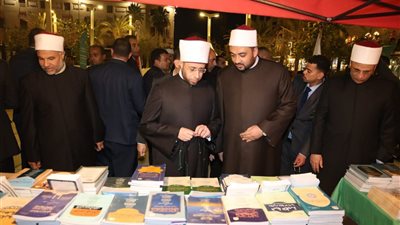 وزير الأوقاف يتفقد معرض الكتاب بساحة مسجد سيدنا الحسين