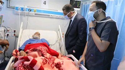 محافظ البحر الأحمر يطمئن على المرضى بالمستشفى العام 