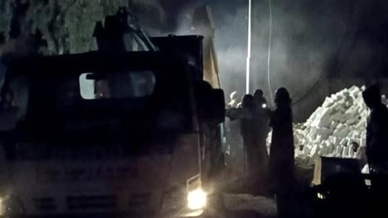 حادث انقلاب سيارة محمّلة بأحجار البلوك بجوار كوبري مناع