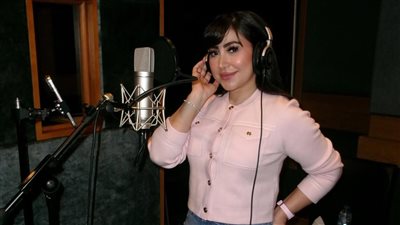 بصورة من التسجيل.. بوسي تحتفل بأغنية تتر مسلسل “وننسى اللي كان”