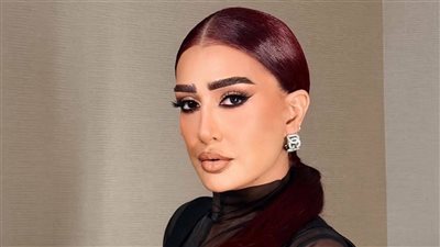غادة عبد الرازق بشعر أحمر طويل في برنامج رامز ليفل الوحش
