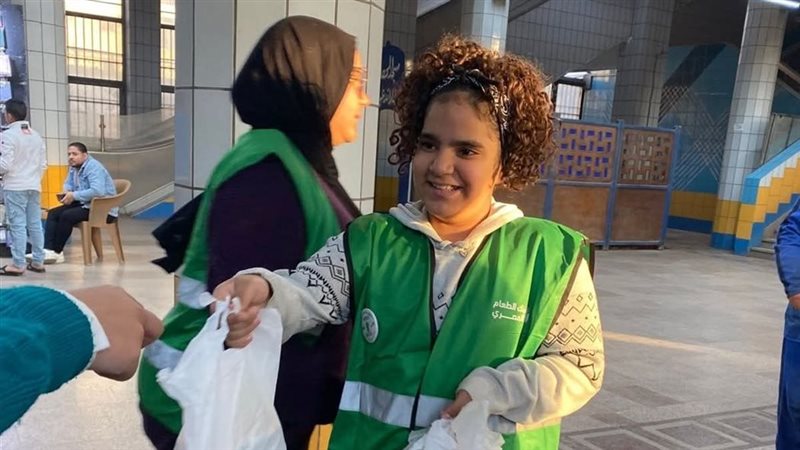 توزيع وجبات بمترو الأنفاق