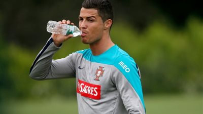 سر شرب الرياضيين الماء البارد بين الشوطين وبعد المباريات