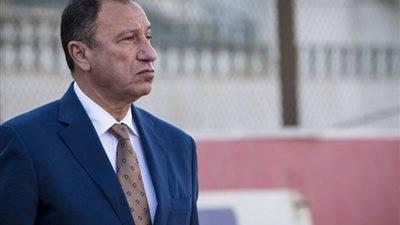الخطيب ومجلس إدارة الأهلي أول الواصلين لتلقي عزاء العامري فاروق