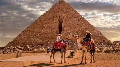 تغليف هرم منقرع، مشروع القرن أم تشويه للتراث؟
