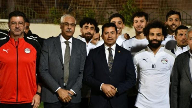 وزير الشباب والرياضة مع محمد صلاح وجمال علام
