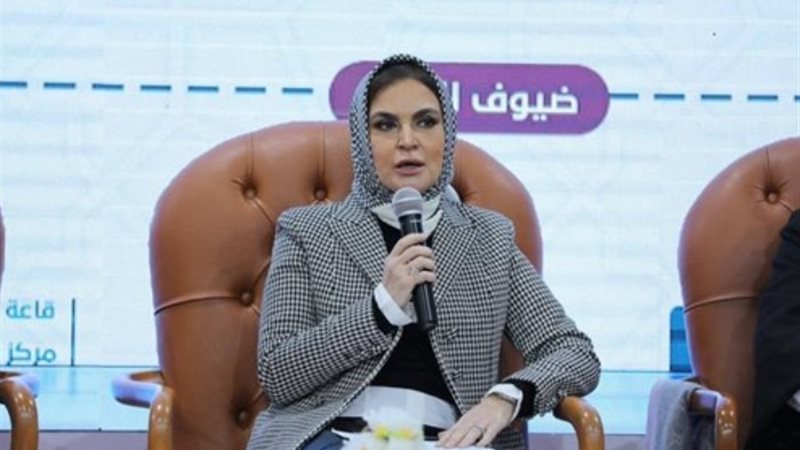 الدكتورة سحر نصر بالحجاب في موقع مستشار شيخ الأزهر