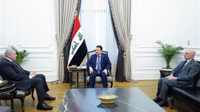 سفير مصر في بغداد يلتقى رئيس الوزراء العراقي لتعزيز العلاقات الثنائية