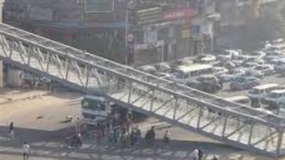 التحقيق مع صاحب تريللا اصطدمت بكوبري مشاة بميدان لبنان