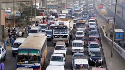 تكدسات وكثافات مرورية أعلى المحاور والميادين بالقاهرة.. اعرف السبب