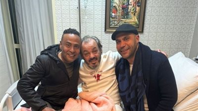 محمد إمام ومحمود عبد المغني في زيارة علاء مرسي بالمستشفى