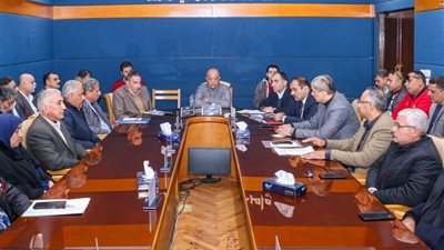 رئيس ميناء دمياط يتابع زيادة معدلات الشحن والتفريغ مع الشركات العامة