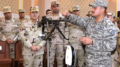 رئيس الأركان يتفقد نظم وأساليب التدريب القتالي بقيادة قوات الصاعقة