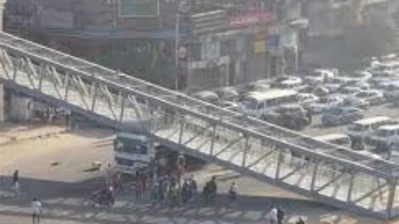 اصطدام تريللا بكوبري مشاة بالعجوزة
