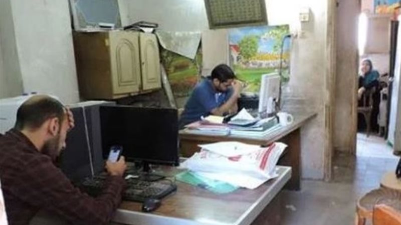 صورة أرشيفية لموظفي مصر