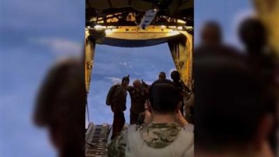 الملك عبد الله يشارك بإنزال جوي لتقديم المساعدات لأهالي غزة ( فيديو)