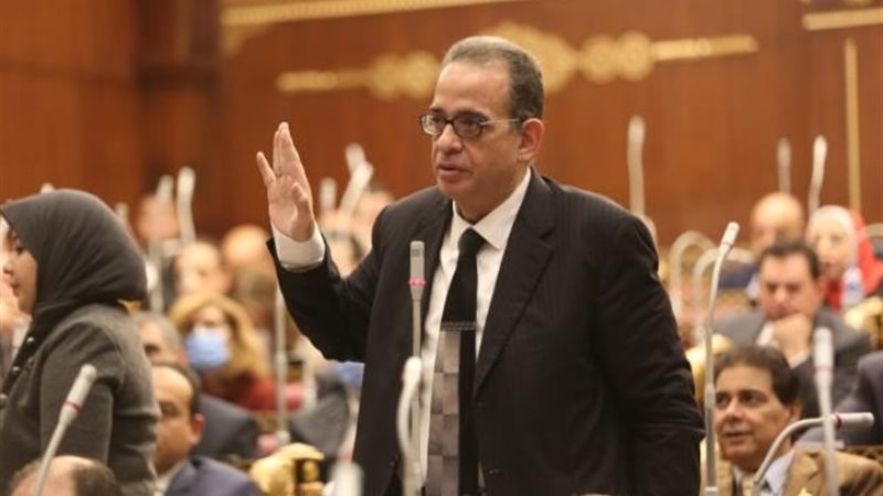 النائب طارق عبد العزيز