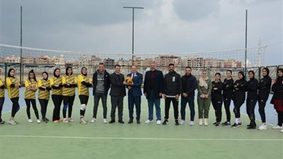 رئيس جامعة دمياط يشهد مباراة الكرة الطائرة مع منتخب «حورس»