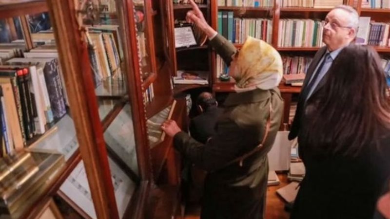 ابنة نجيب محفوظ تهدي مكتبة والدها لمكتبة الإسكندرية