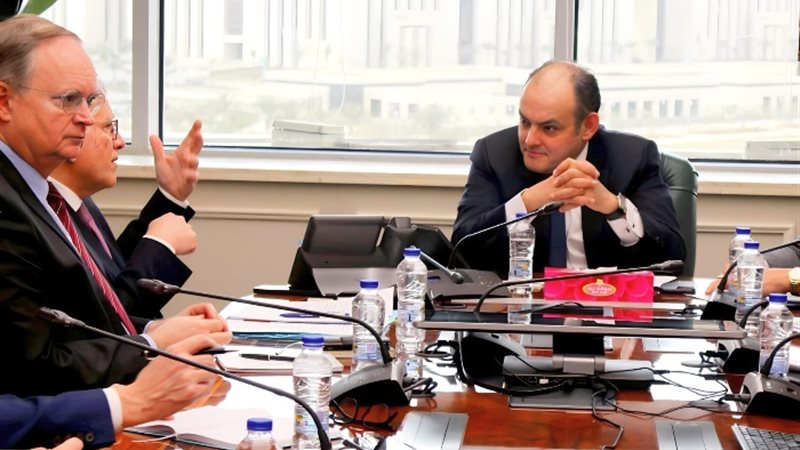 وزير التجارة والصناعةمع توماس جيراسيموس مدير عام إدارة الضر