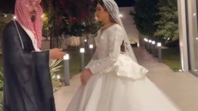عريس سعودى يرفض تقبيل يد عروسته، ما فعلته الزوجة صدم الجميع (فيديو )