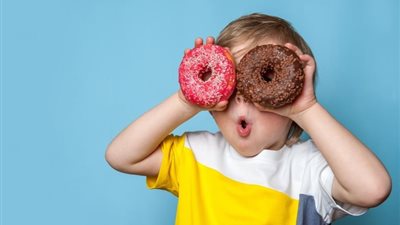 لو ابنك مدمن حلويات، اعرف مخاطر تناولها على الريق