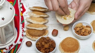 لكل ست وفري واعمليها في البيت، طريقة عمل عجينة القطايف