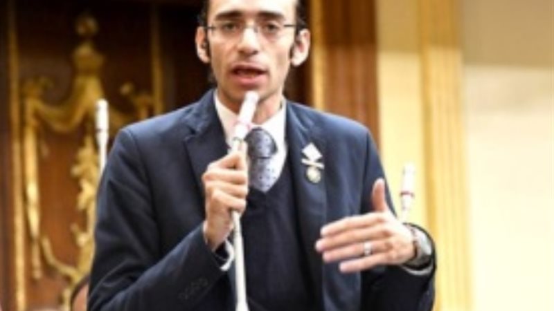 النائب محمد عبد العزيز
