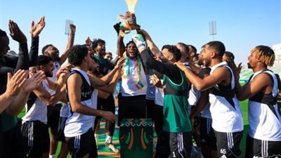 لاعبو أهلي جدة السعودي يحتفلون ببطل إفريقيا (صور)