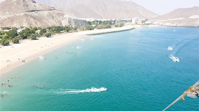 هيئة الملاحة البريطانية ترصد قاربا يتتبع سفينة بالقرب من الإمارات