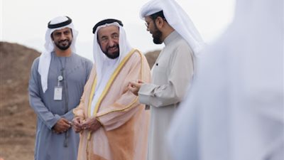 في لقاء عفوى، حاكم الشارقة يصافح مزارعا مصريا (فيديو)