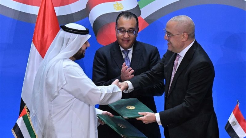 رئيس الوزراء أثناء توقيع اتفاقية صفقة رأس الحكمة