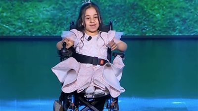 الرئيس السيسي لطفلة ذوي الهمم: «قولي لربنا يوم القيامة هاته معانا»