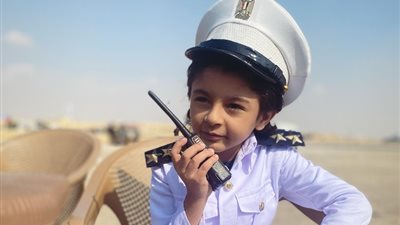 مسلسلات رمضان 2024، الطفل جان رامز ضابط يحمل لاسلكي في «المعلم»