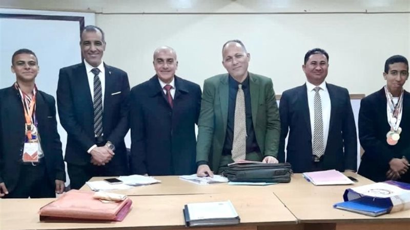 الطلاب الفائزين فى مسابقة الطالب المثالى