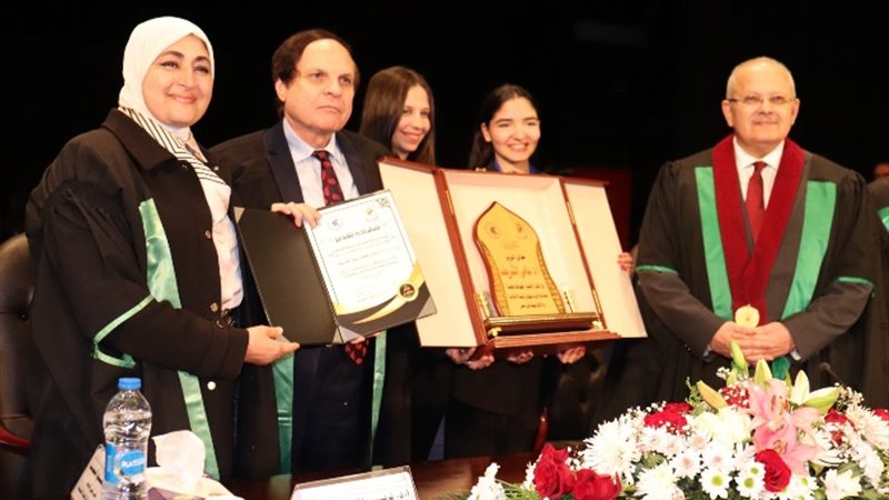 جامعة القاهرة تكرم قادة الإعلام