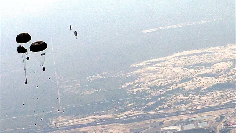 القوات المسلحة الأردنية تنفذ عملية انزال لـ المساعدات في قط