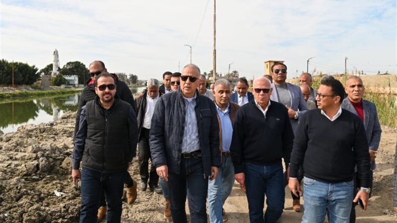 وزير الرى يتفقد أعمال ترعة بورسعيد