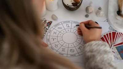 4 أبراج تواجه حظوظ عاطفية وتحديدات مالية في شهر مارس