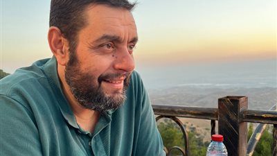 الروائي الأردني أيمن العتوم لـ«الجمهور»: أمتلك 60 ألف كتاب وأحتسي 15 كوب قهوة يوميا