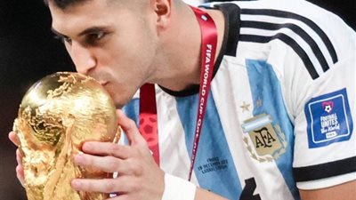 زوجة بطل العالم في المونديال تسرق قميصه وتبيع ميداليته «بسبب مشاكل عائلية»