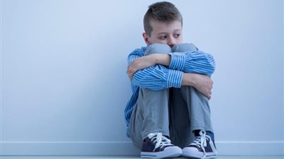 التركيز على الإيجابيات أبرزها، نصائح هامة للتعامل مع الطفل المصاب بالتوحد